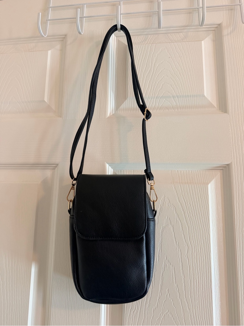 Minimal Black Women's Crossbody Bag with Adjustable Strap